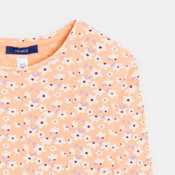 تيشيرت مضلع ومزين برسوم باللون البرتقالي المشمشي للفتيات.